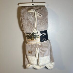 UGG Oatmeal Christmas Tree Skirt - New with tags!